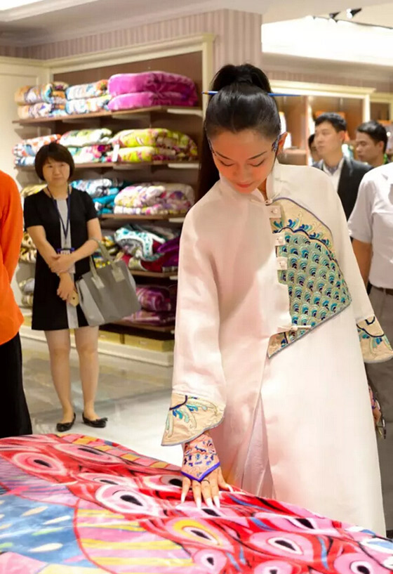 杨丽萍民族风白裙亮相 气质脱俗如仙女下凡-品牌家纺网