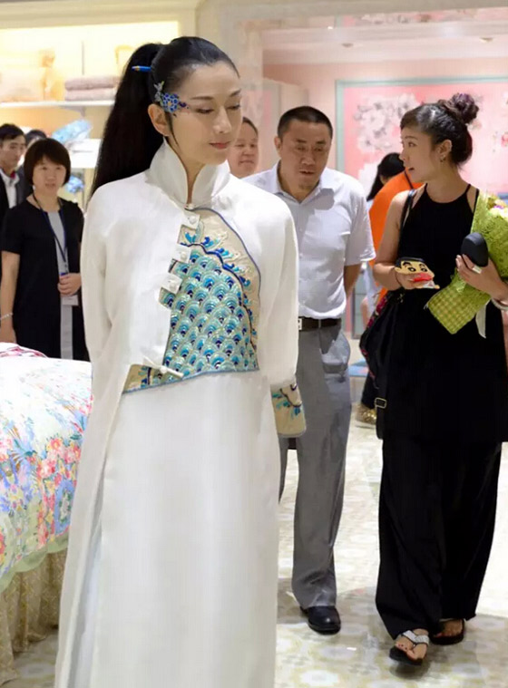 杨丽萍民族风白裙亮相 气质脱俗如仙女下凡-品牌家纺网