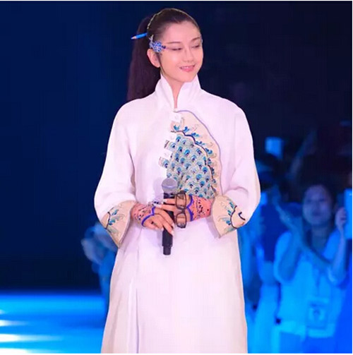 杨丽萍民族风白裙亮相 气质脱俗如仙女下凡-品牌家纺网